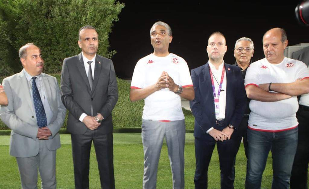 وزير الشباب والرياضة يزور المنتخب في الدوحة 